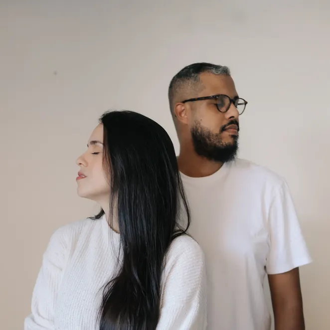 Késia e Felipe, de branco